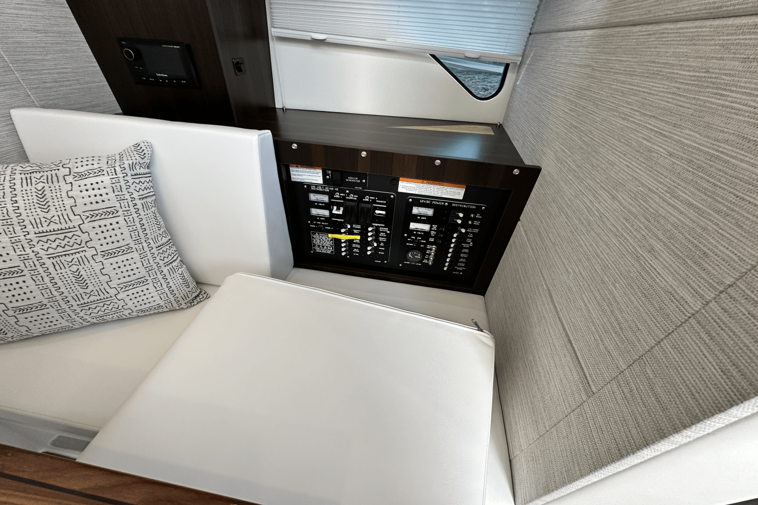 Slide: The Image of Cruisers 34 GLS Outboard 2025 - 23