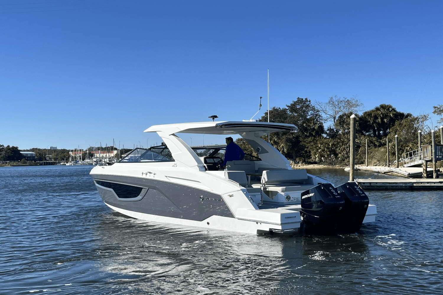 Slide: The Image of Cruisers 34 GLS Outboard 2025 - 9