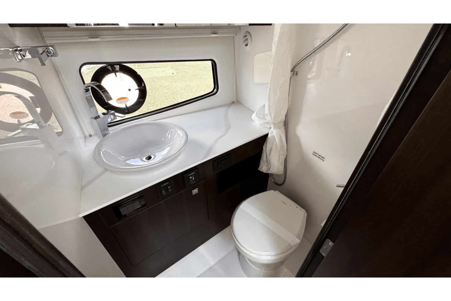 Slide: The Image of Cruisers 34 GLS South Beach Outboard 2024 - 28