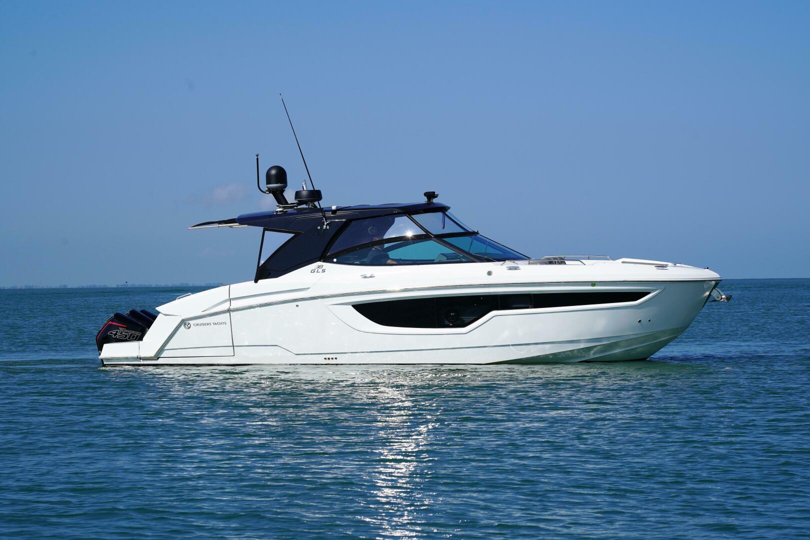 Slide: The Image of Cruisers 38 GLS 2021 - 0