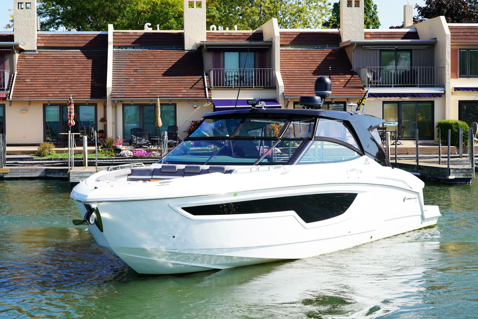 Slide: The Image of Cruisers 38 GLS 2021 - 10