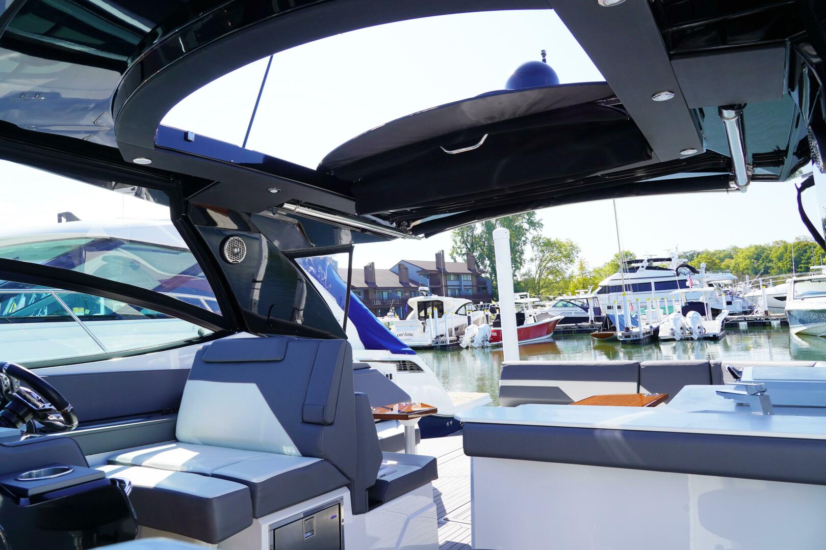 Slide: The Image of Cruisers 38 GLS 2021 - 18