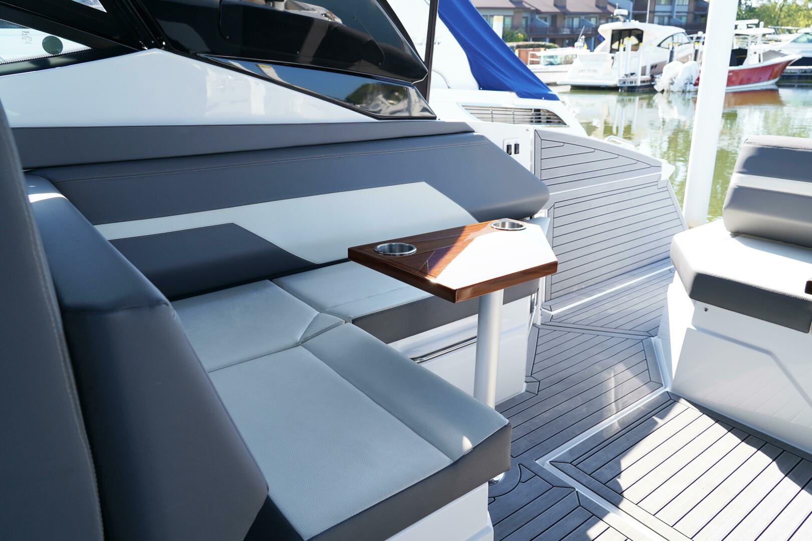 Slide: The Image of Cruisers 38 GLS 2021 - 5