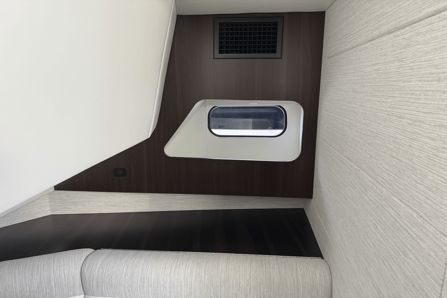 Slide: The Image of Cruisers 38 GLS 2025 - 25