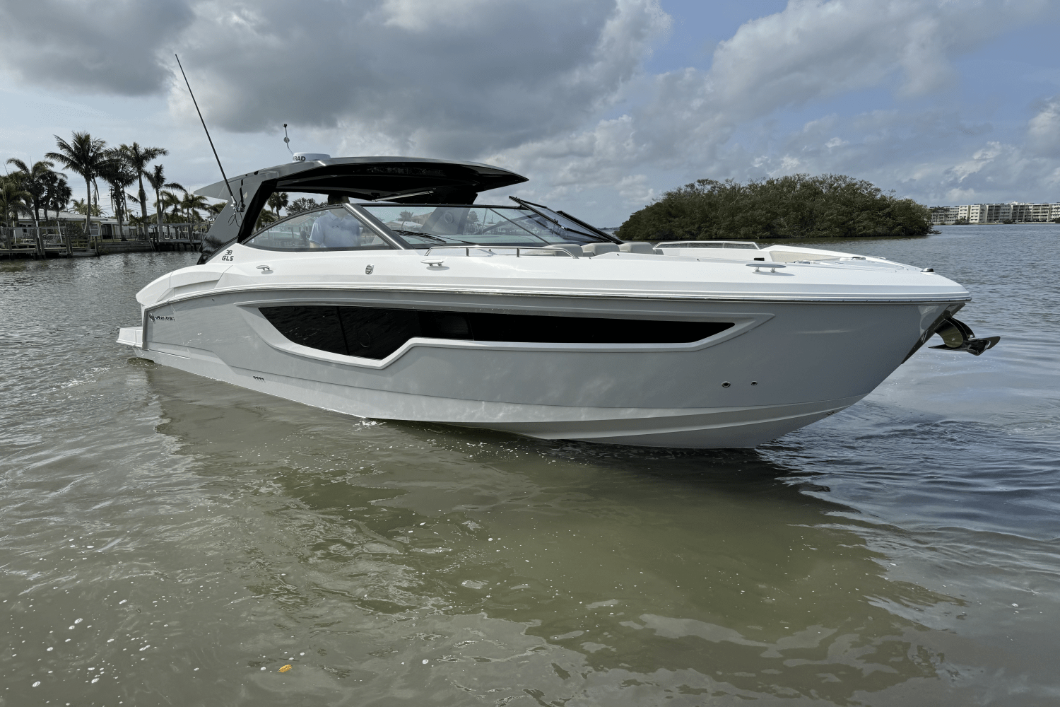 Slide: The Image of Cruisers 38 GLS Outboard 2025 - 1