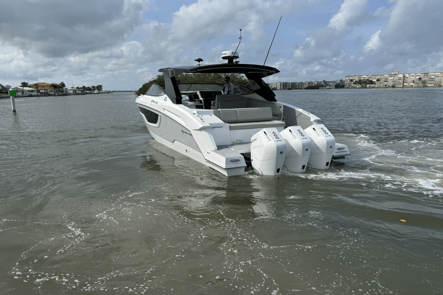 Slide: The Image of Cruisers 38 GLS Outboard 2025 - 10