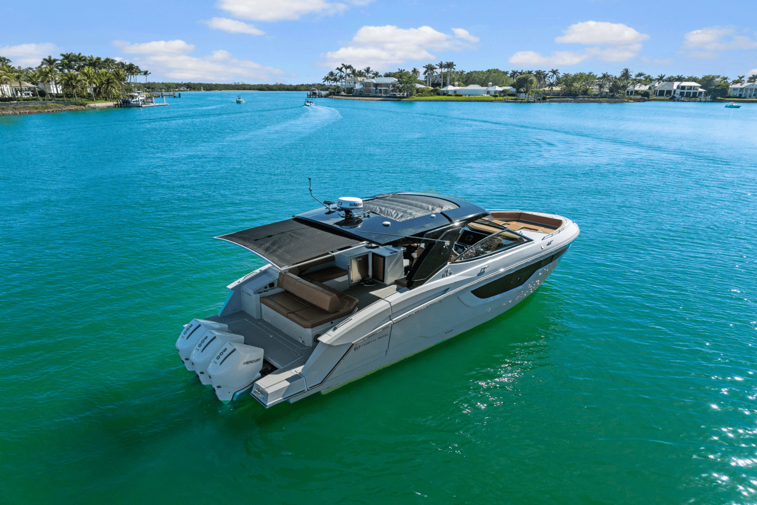 Slide: The Image of Cruisers 38 GLS Outboard 2025 - 10