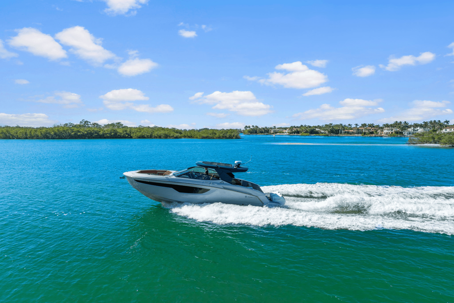 Slide: The Image of Cruisers 38 GLS Outboard 2025 - 12