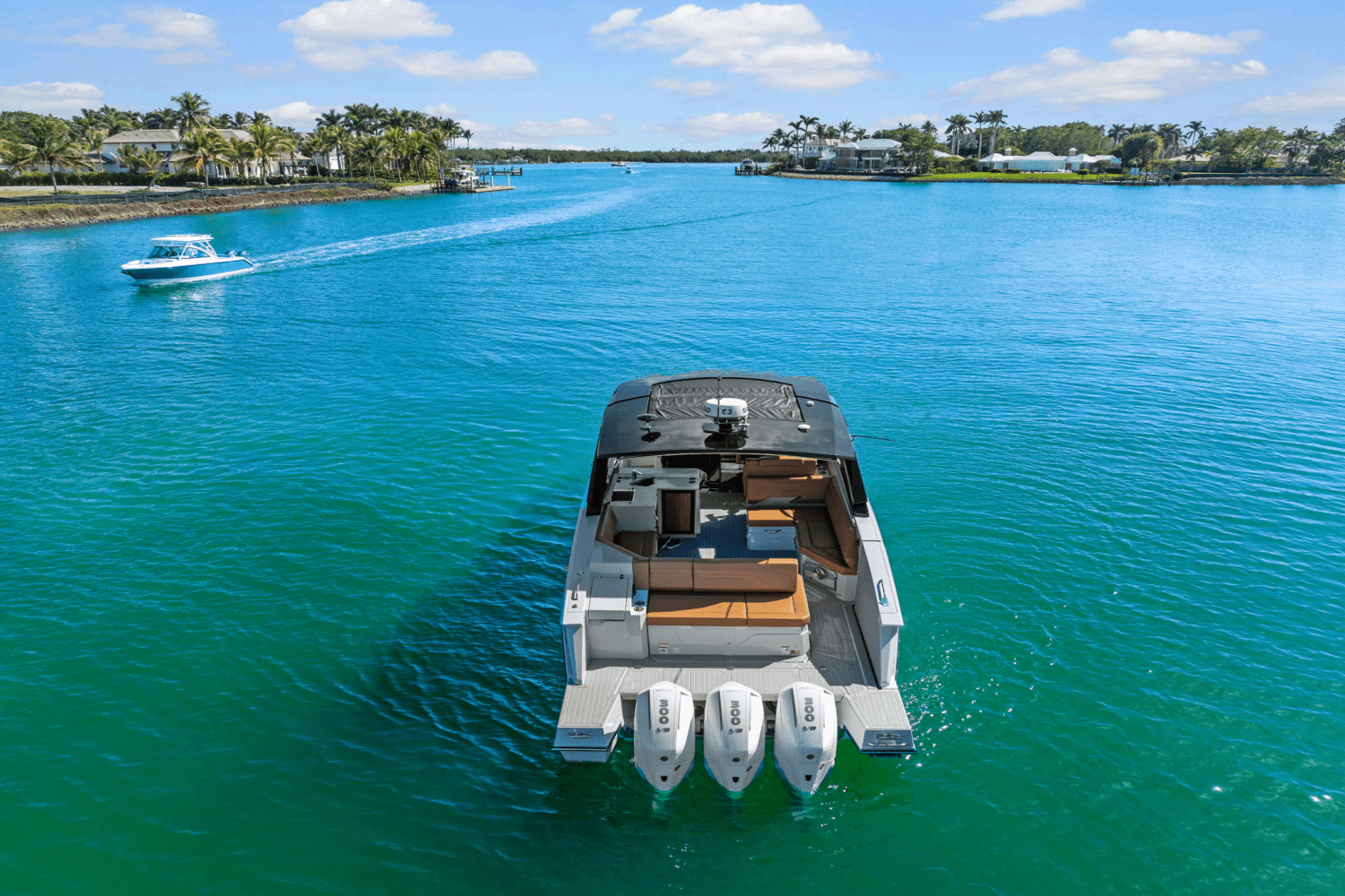 Slide: The Image of Cruisers 38 GLS Outboard 2025 - 15