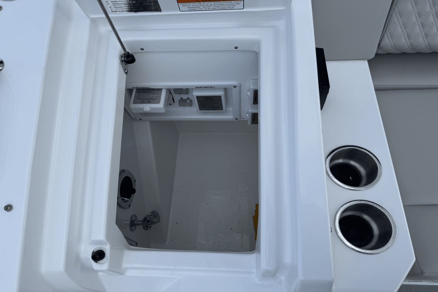Slide: The Image of Cruisers 38 GLS Outboard 2025 - 16