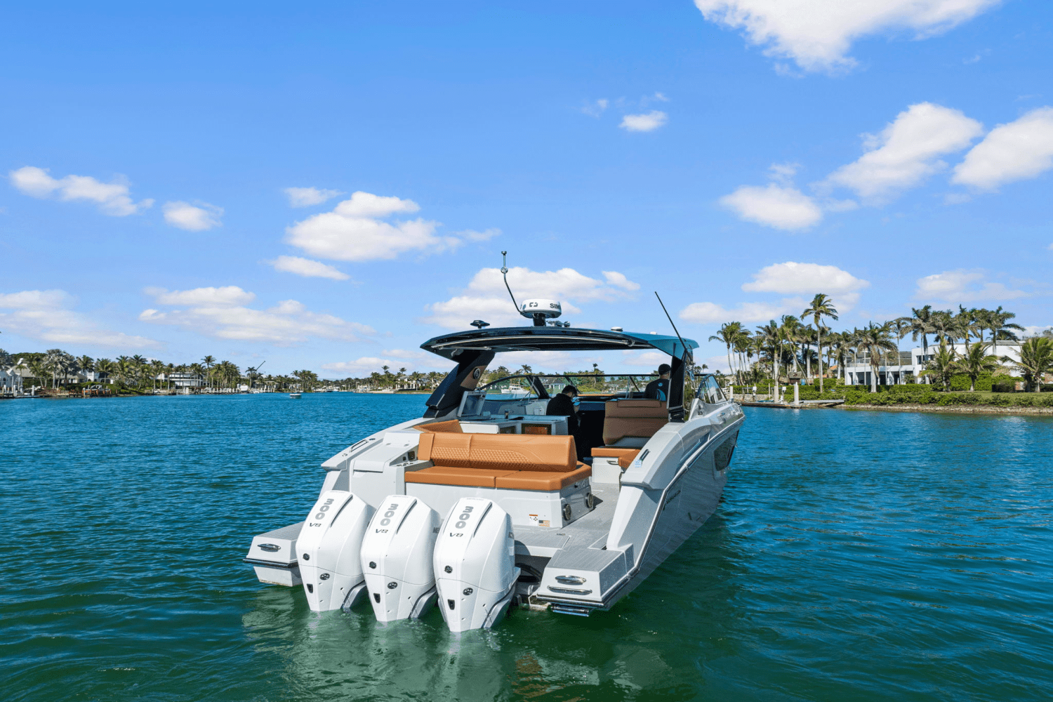 Slide: The Image of Cruisers 38 GLS Outboard 2025 - 17