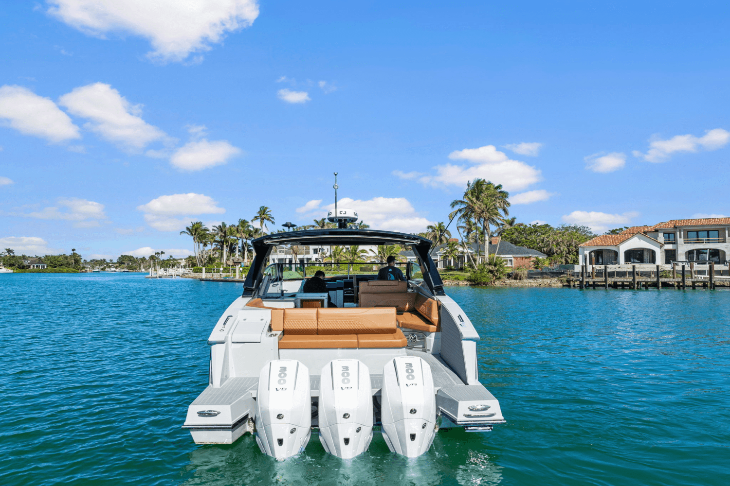 Slide: The Image of Cruisers 38 GLS Outboard 2025 - 18