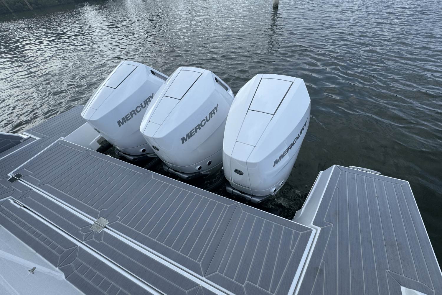 Slide: The Image of Cruisers 38 GLS Outboard 2025 - 18