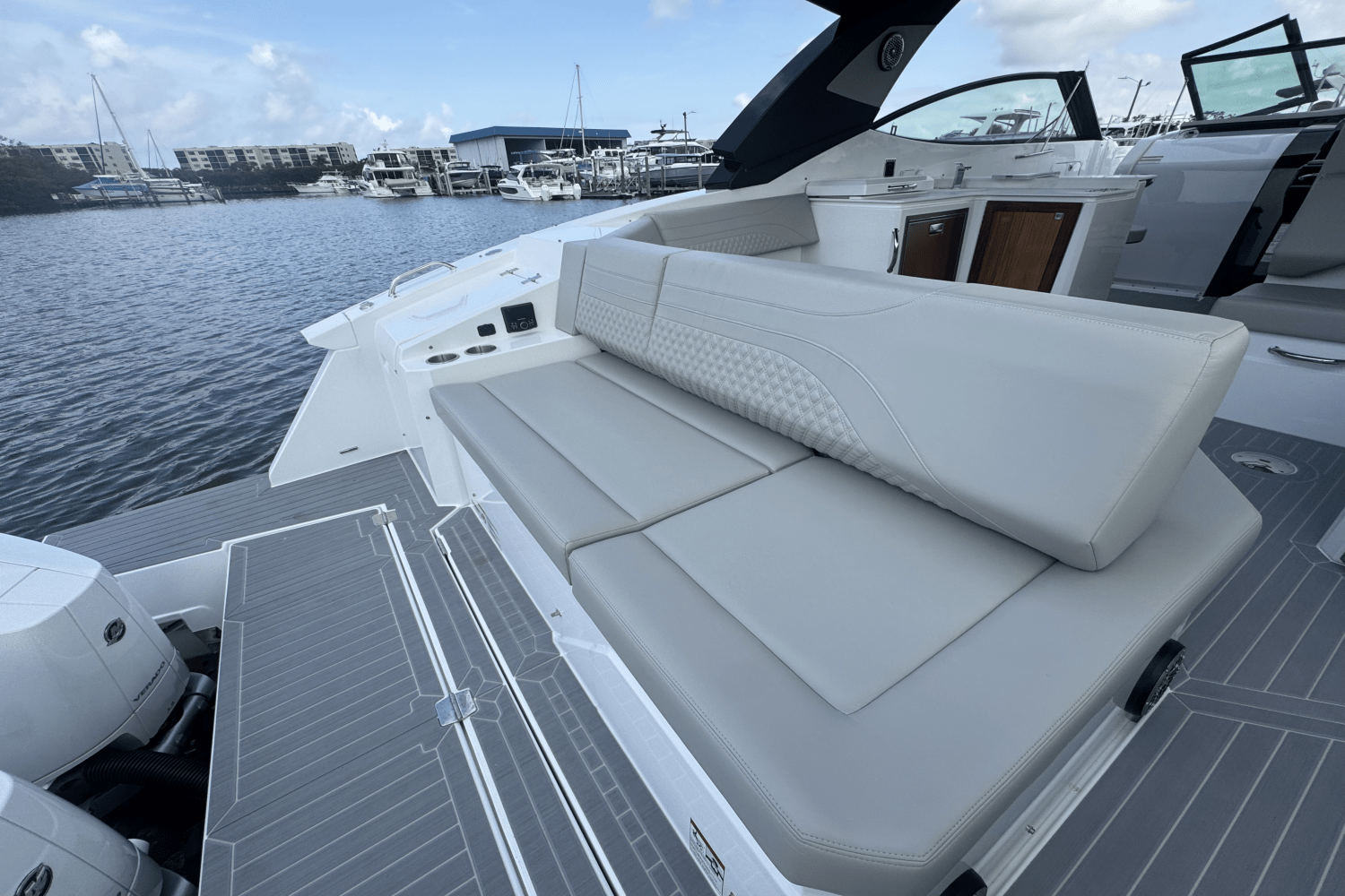 Slide: The Image of Cruisers 38 GLS Outboard 2025 - 19