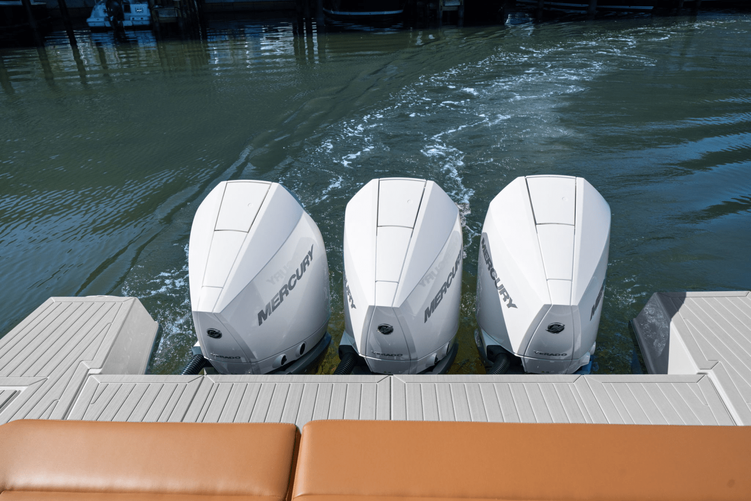 Slide: The Image of Cruisers 38 GLS Outboard 2025 - 21