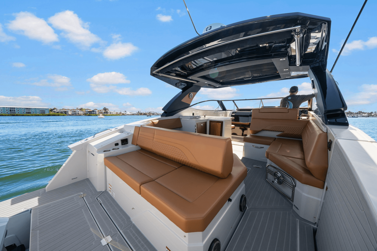 Slide: The Image of Cruisers 38 GLS Outboard 2025 - 23