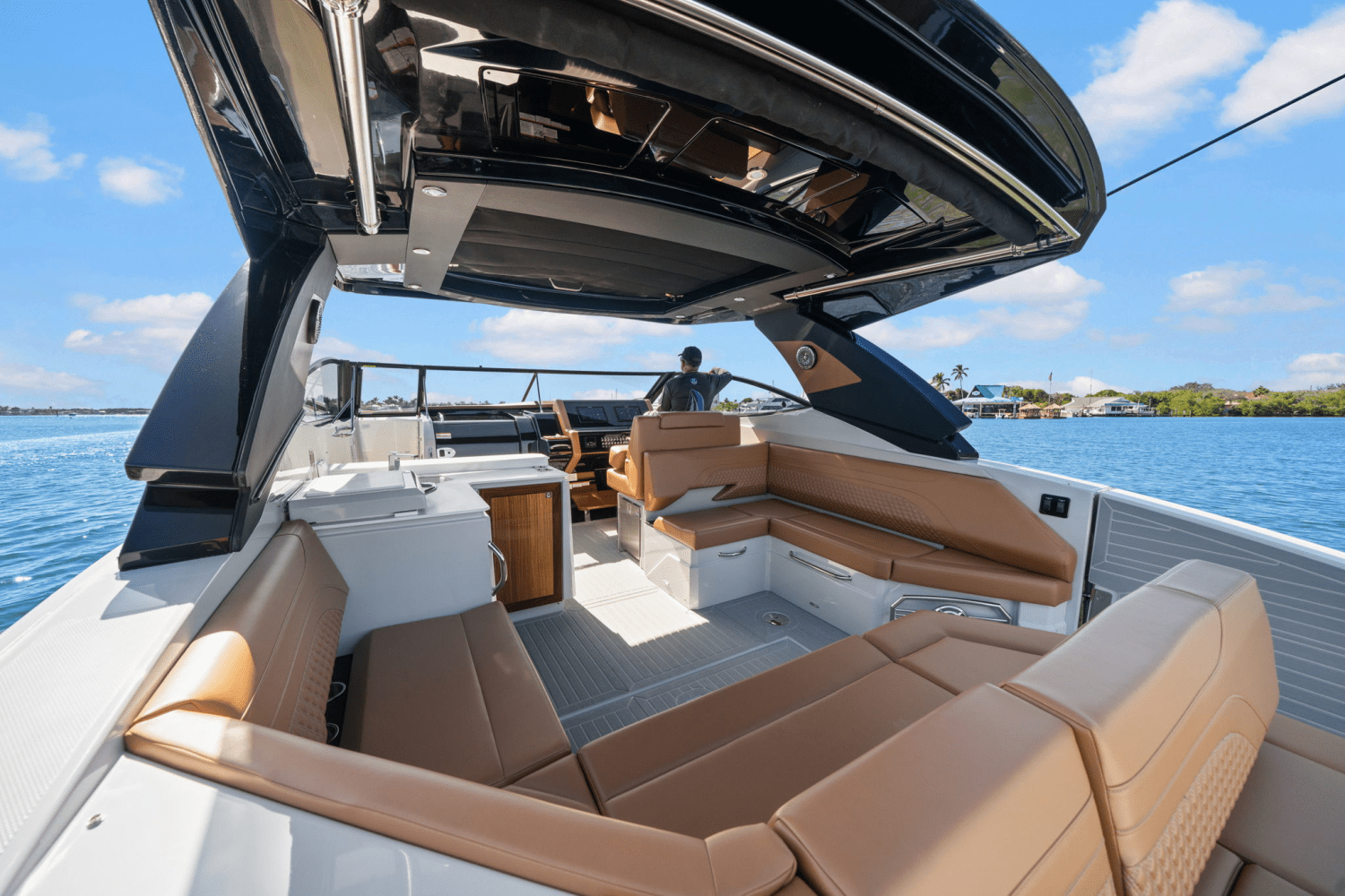 Slide: The Image of Cruisers 38 GLS Outboard 2025 - 24
