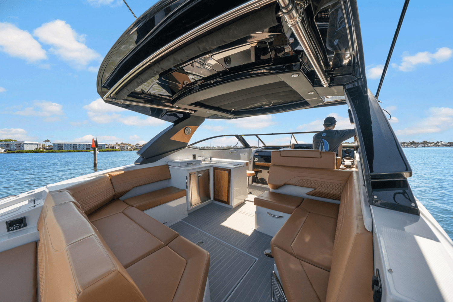 Slide: The Image of Cruisers 38 GLS Outboard 2025 - 25