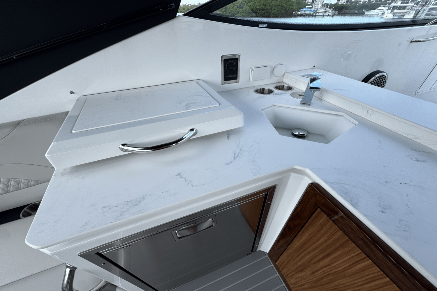 Slide: The Image of Cruisers 38 GLS Outboard 2025 - 25