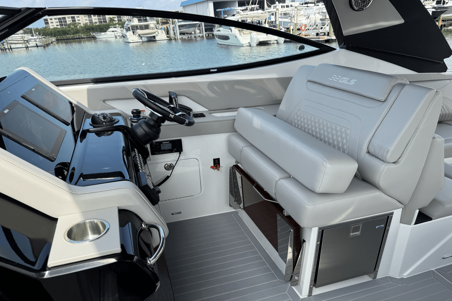 Slide: The Image of Cruisers 38 GLS Outboard 2025 - 30