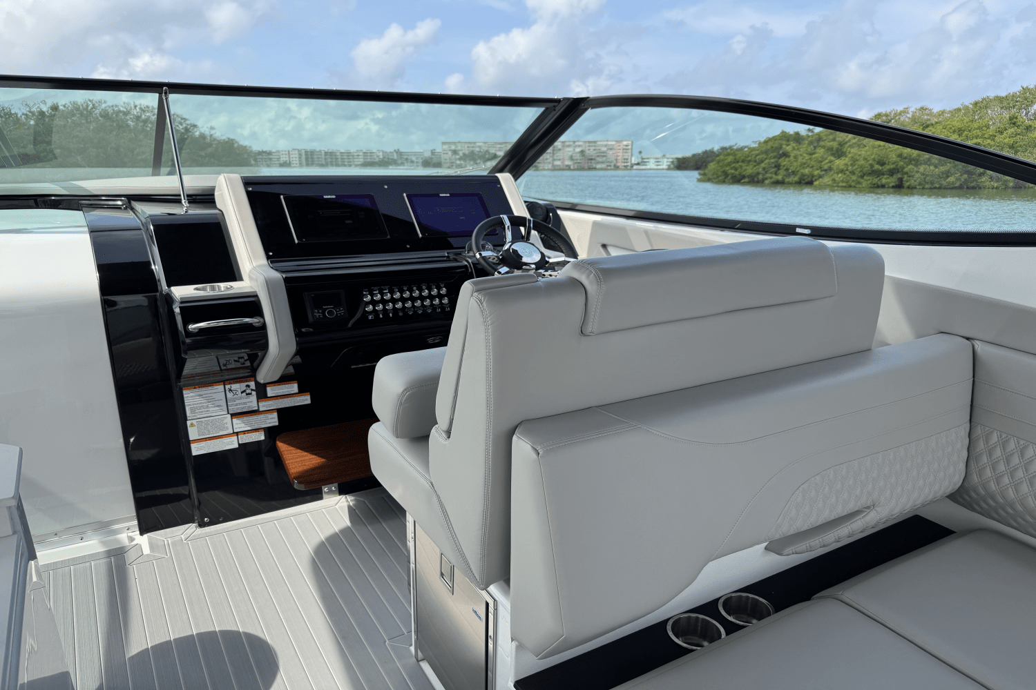 Slide: The Image of Cruisers 38 GLS Outboard 2025 - 31
