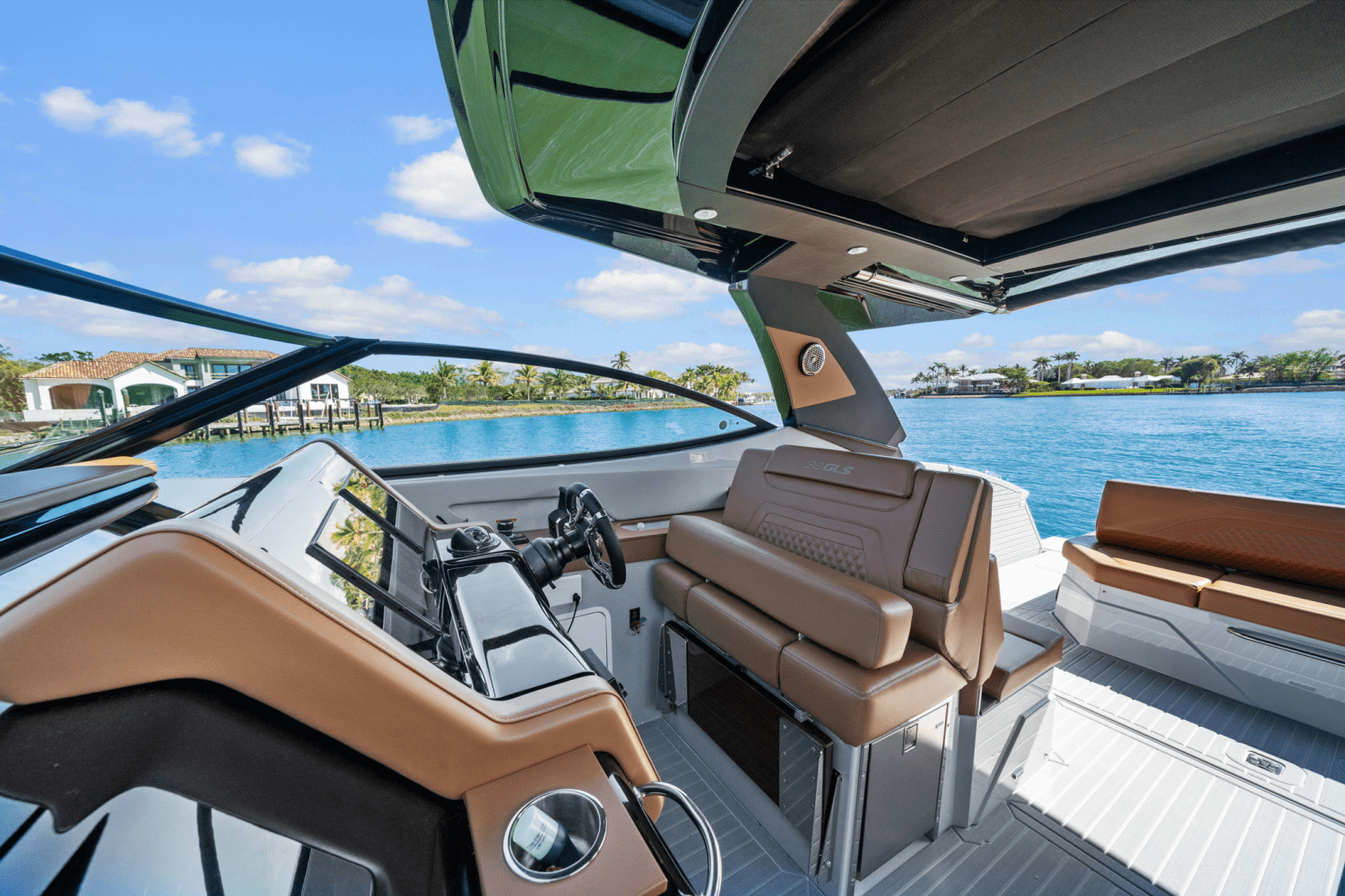 Slide: The Image of Cruisers 38 GLS Outboard 2025 - 39