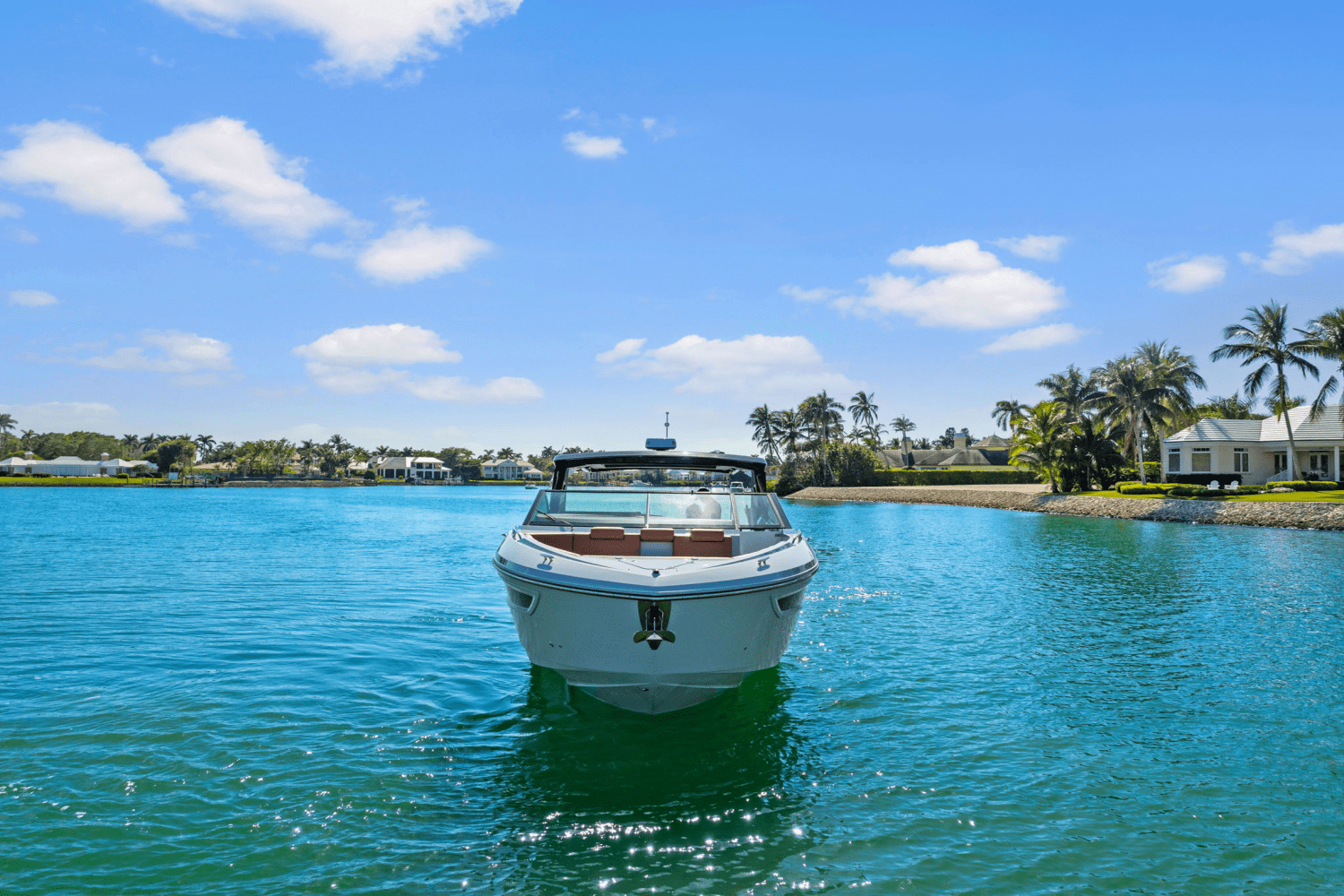 Slide: The Image of Cruisers 38 GLS Outboard 2025 - 4