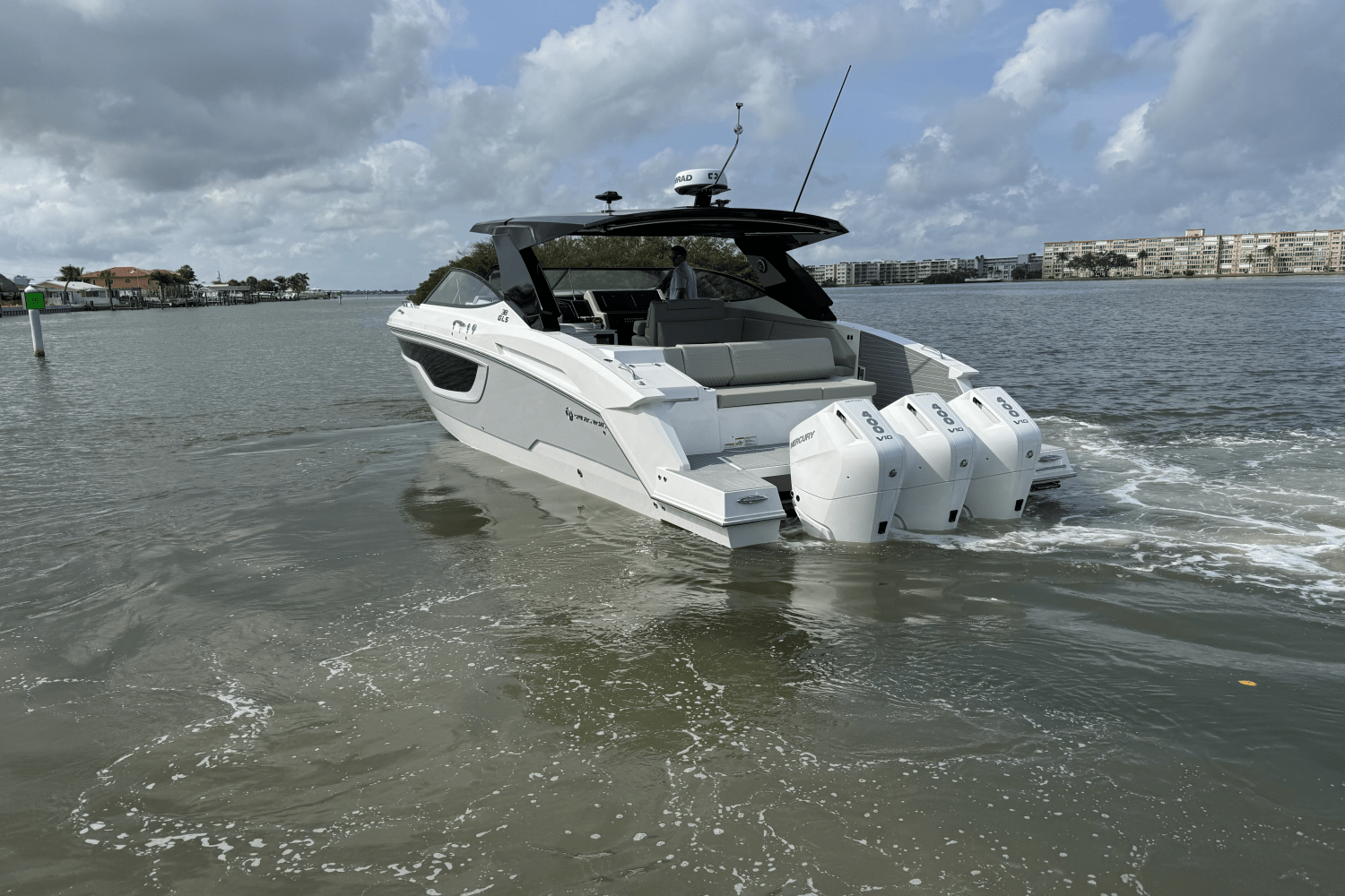 Slide: The Image of Cruisers 38 GLS Outboard 2025 - 9