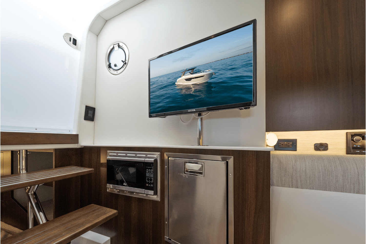 Slide: The Image of Cruisers 38 GLS Outboard 2026 - 105