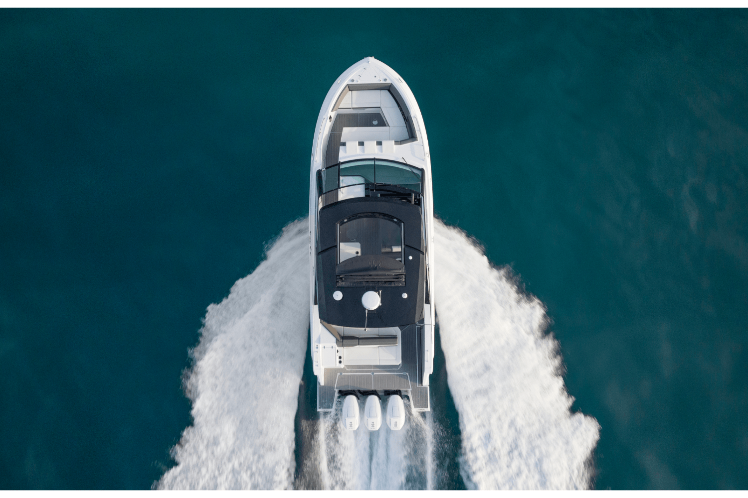 Slide: The Image of Cruisers 38 GLS Outboard 2026 - 22