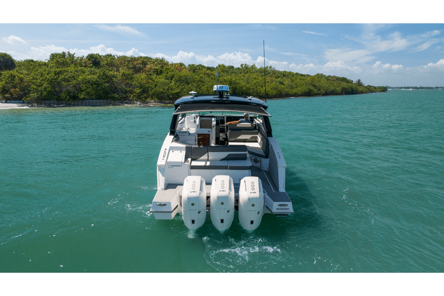 Slide: The Image of Cruisers 38 GLS Outboard 2026 - 32