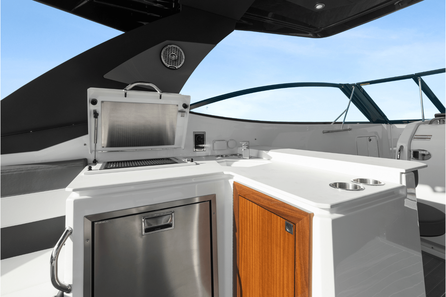 Slide: The Image of Cruisers 38 GLS Outboard 2026 - 36