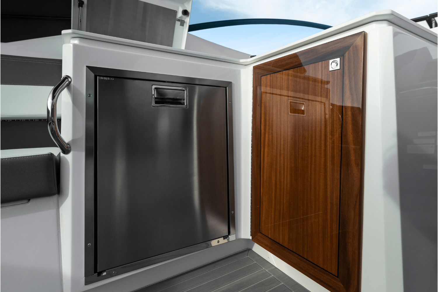 Slide: The Image of Cruisers 38 GLS Outboard 2026 - 45