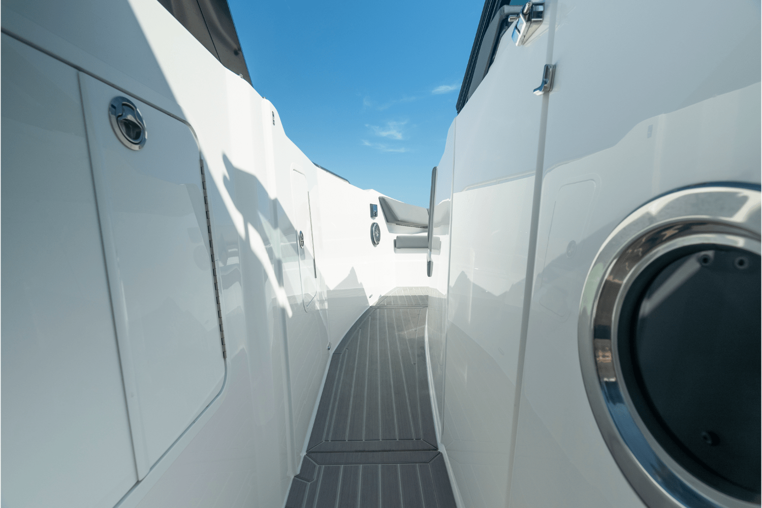 Slide: The Image of Cruisers 38 GLS Outboard 2026 - 83