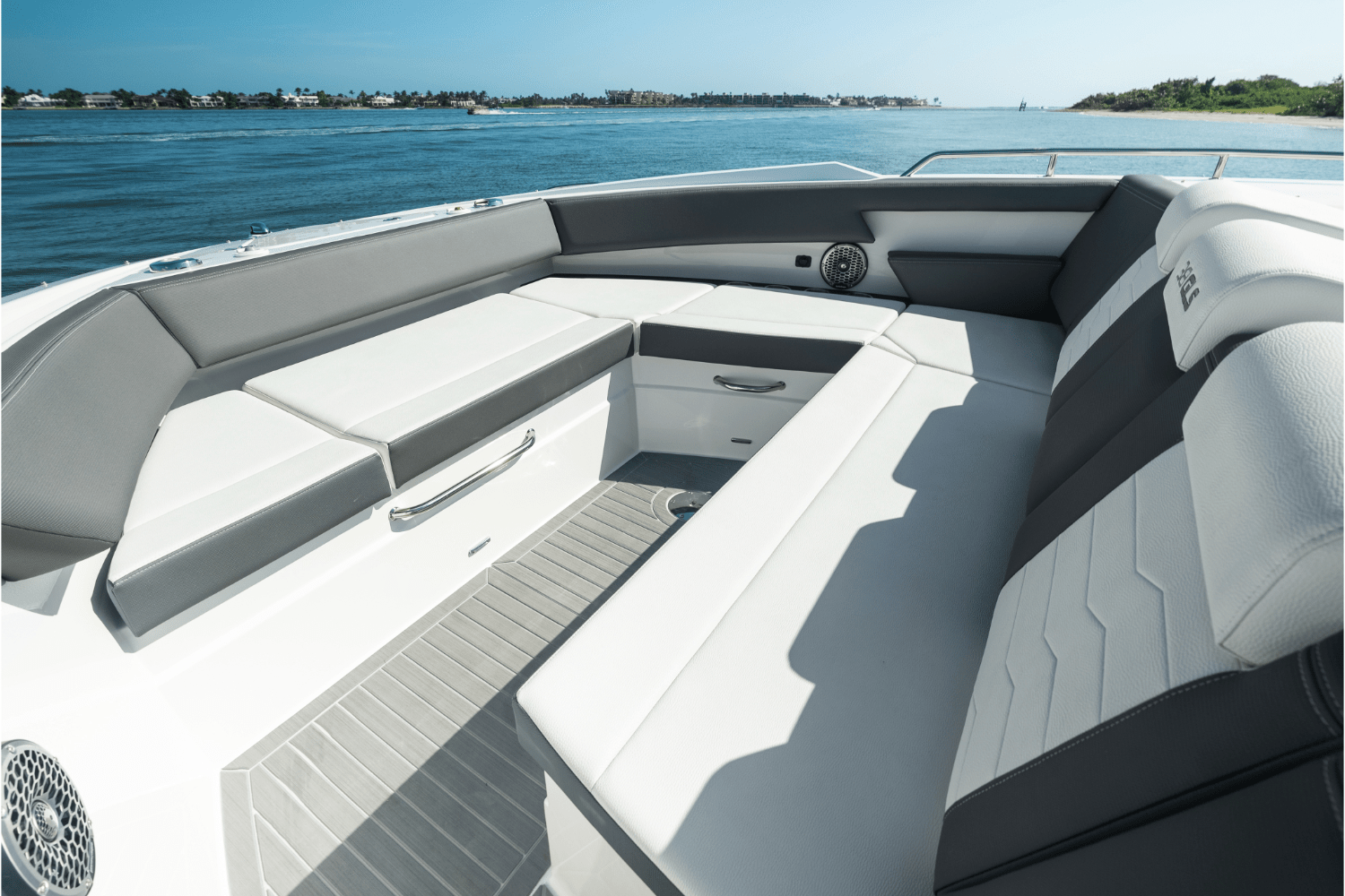 Slide: The Image of Cruisers 38 GLS Outboard 2026 - 90