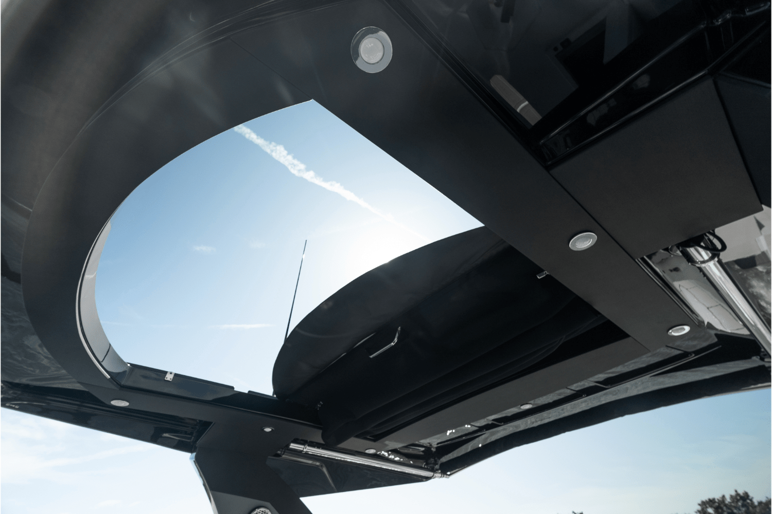 Slide: The Image of Cruisers 38 GLS Outboard 2026 - 95
