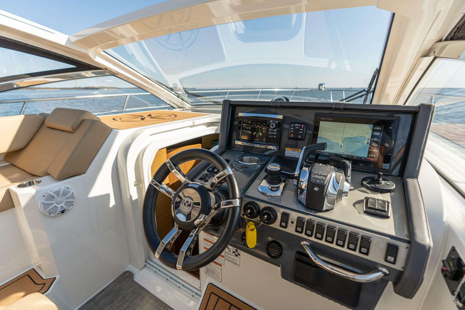 Slide: The Image of Cruisers 390 Express Coupe 2017 - 4792321