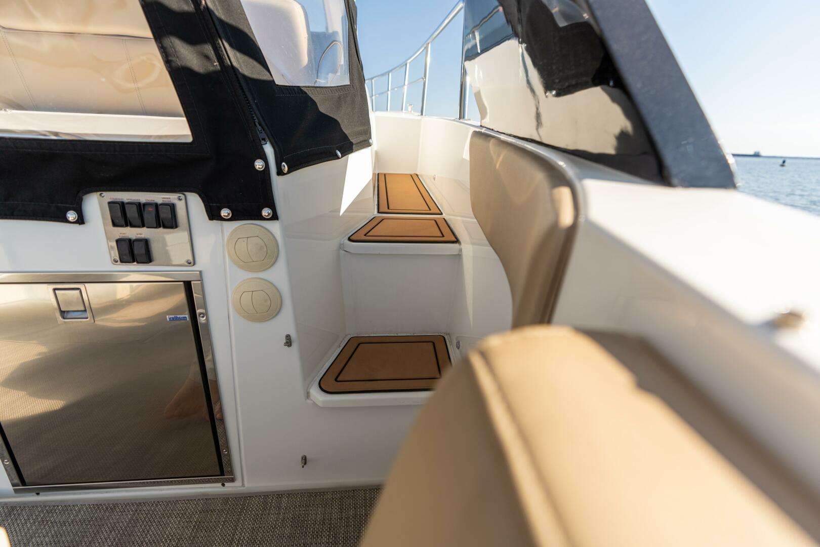 Slide: The Image of Cruisers 390 Express Coupe 2017 - 4792363