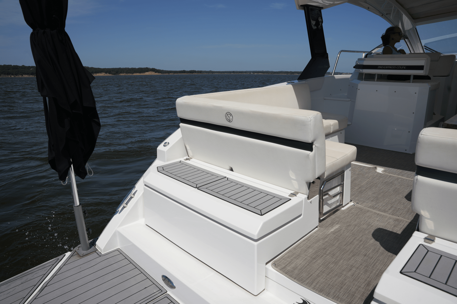 Slide: The Image of Cruisers 390 EXPRESS COUPE 2018 - 10
