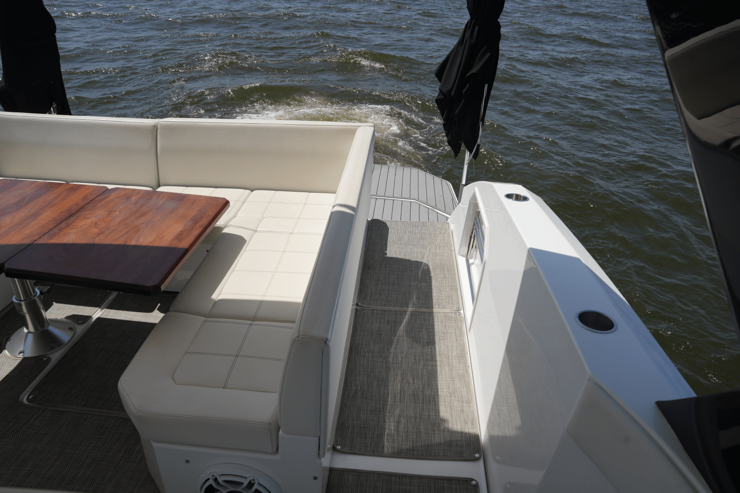 Slide: The Image of Cruisers 390 EXPRESS COUPE 2018 - 22