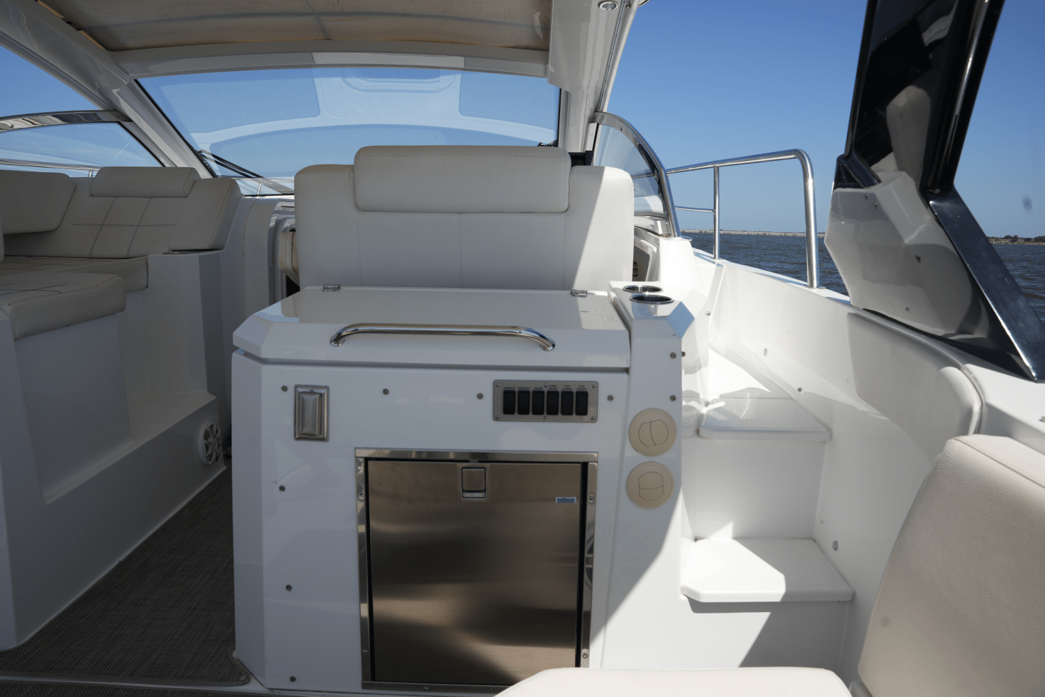 Slide: The Image of Cruisers 390 EXPRESS COUPE 2018 - 23