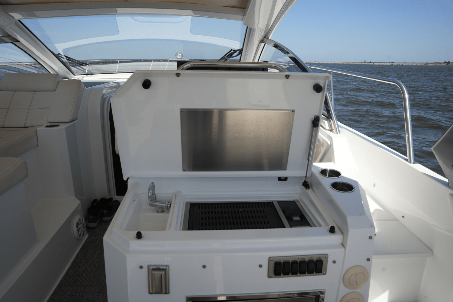 Slide: The Image of Cruisers 390 EXPRESS COUPE 2018 - 24