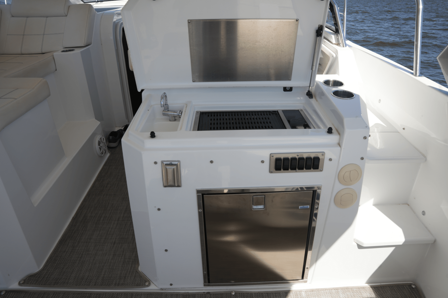 Slide: The Image of Cruisers 390 EXPRESS COUPE 2018 - 25