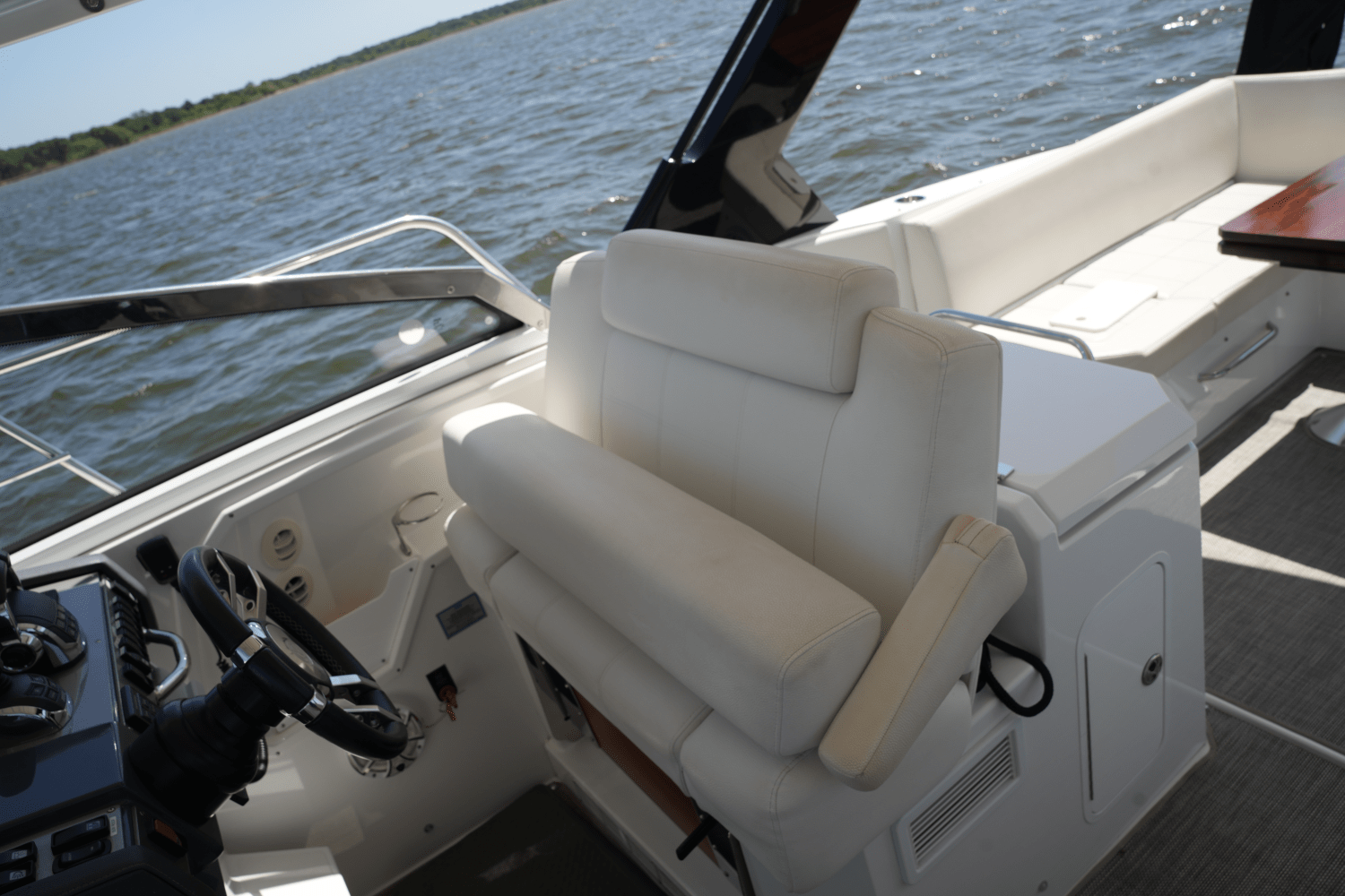 Slide: The Image of Cruisers 390 EXPRESS COUPE 2018 - 28