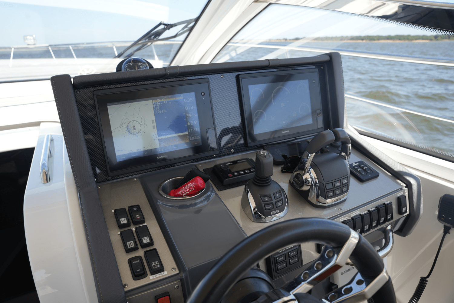 Slide: The Image of Cruisers 390 EXPRESS COUPE 2018 - 30