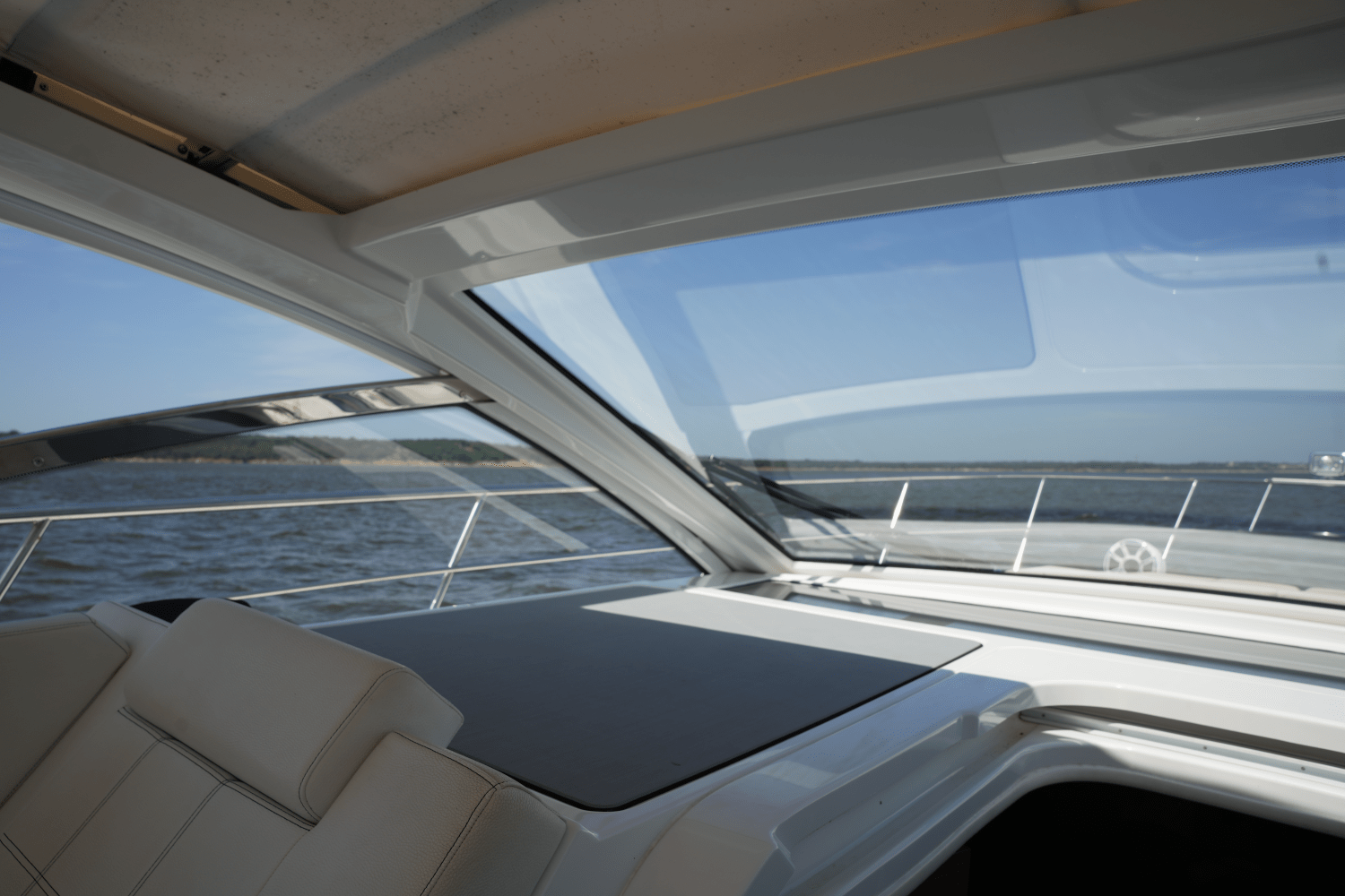 Slide: The Image of Cruisers 390 EXPRESS COUPE 2018 - 31