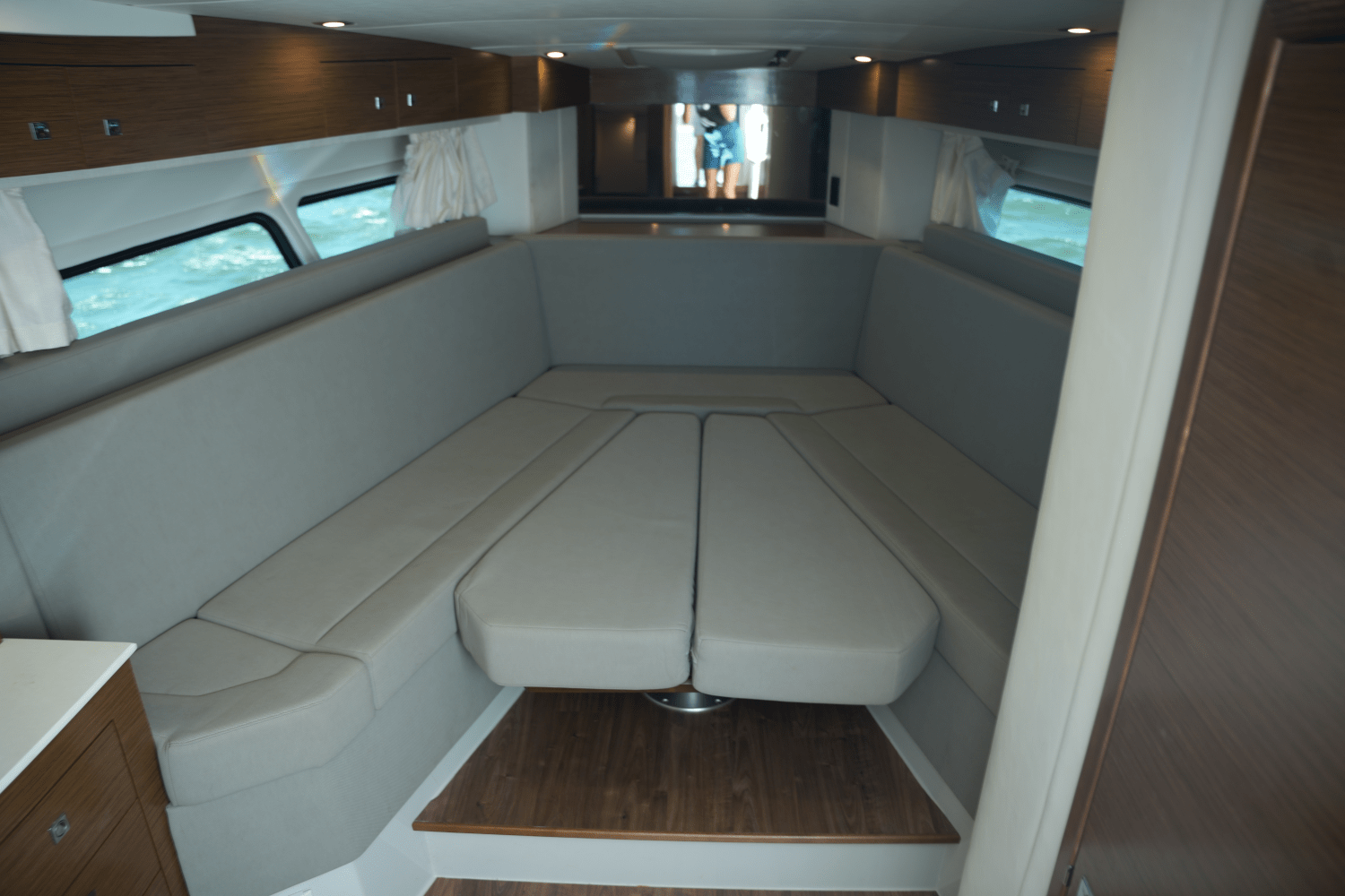 Slide: The Image of Cruisers 390 EXPRESS COUPE 2018 - 37