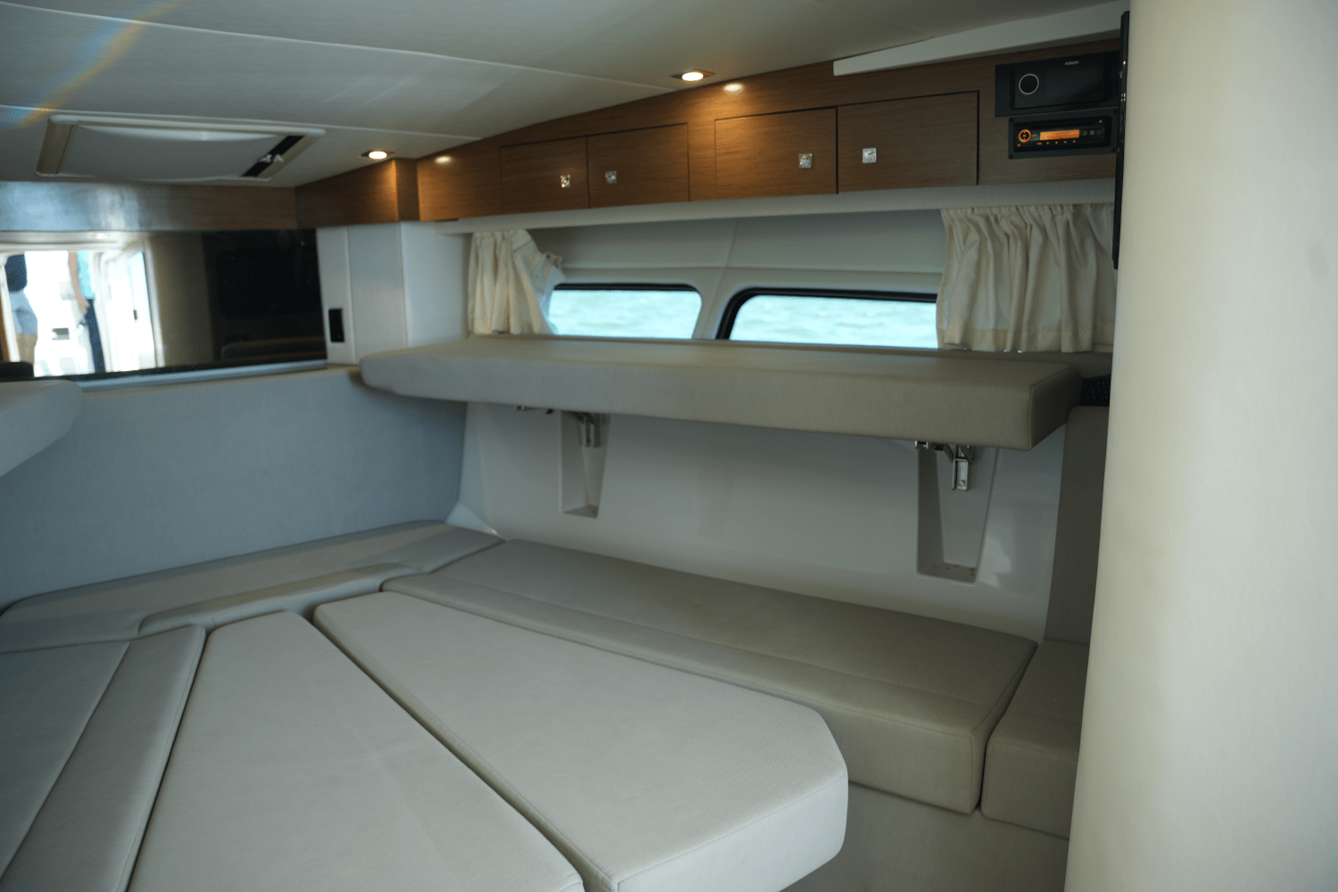 Slide: The Image of Cruisers 390 EXPRESS COUPE 2018 - 42