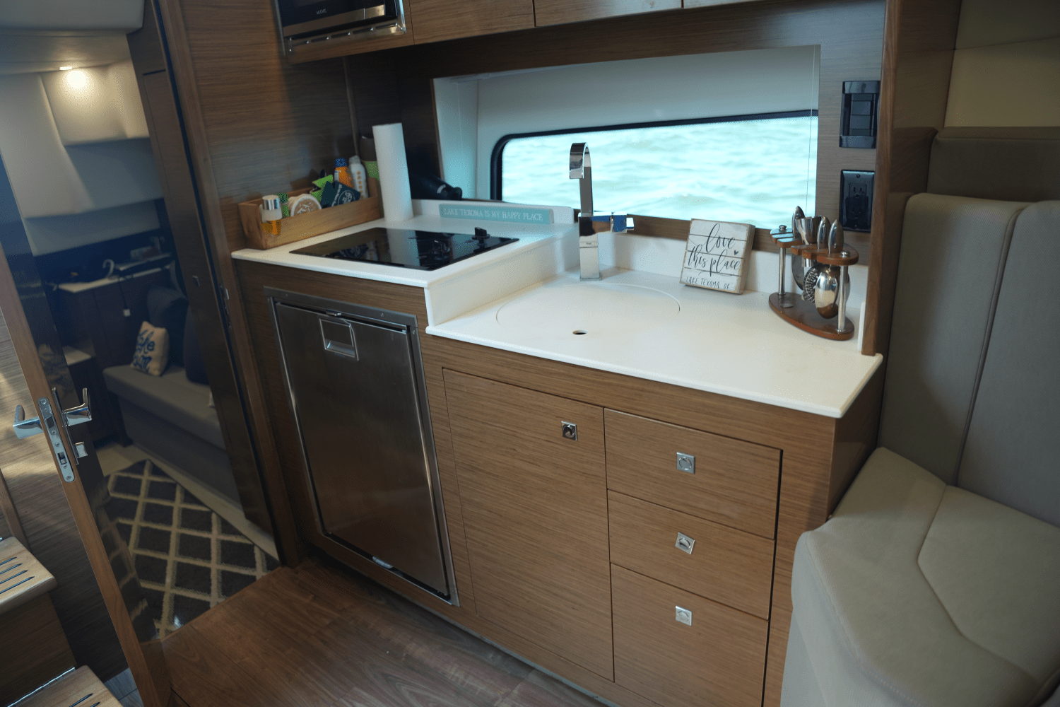 Slide: The Image of Cruisers 390 EXPRESS COUPE 2018 - 43