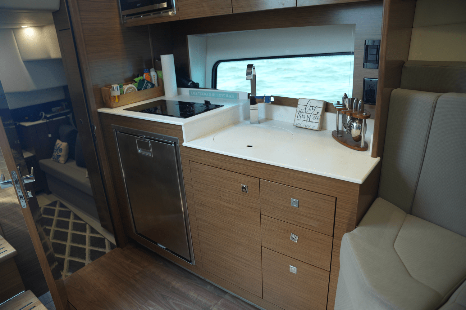 Slide: The Image of Cruisers 390 EXPRESS COUPE 2018 - 44